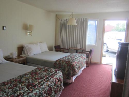 מיטה או מיטות בחדר ב-Big Horn Motel