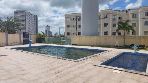 Bazén v ubytování Apê confortável no Cond. Jardim dos Coqueiros nebo v jeho okolí