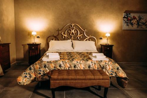 1 dormitorio con 1 cama con colcha de flores en Masseria PerBacco Country House, en Bellona