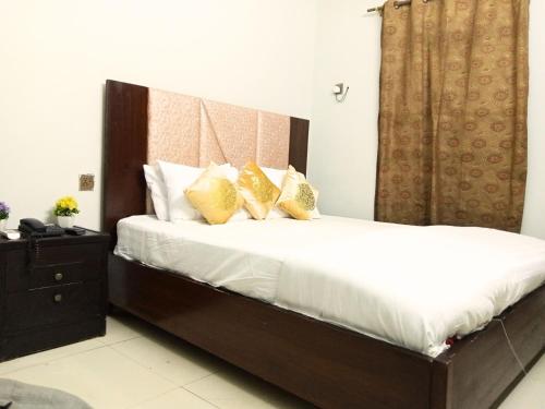 Giường trong phòng chung tại Second Home Guest House Near Agha, Khan Airport