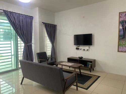Una televisión o centro de entretenimiento en Az-zahra Home Stay Kulim Hi-Tech