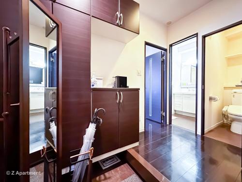 bagno con porte in legno e servizi igienici di Z Apart ment 大阪通天閣玩具街旅居 ad Osaka