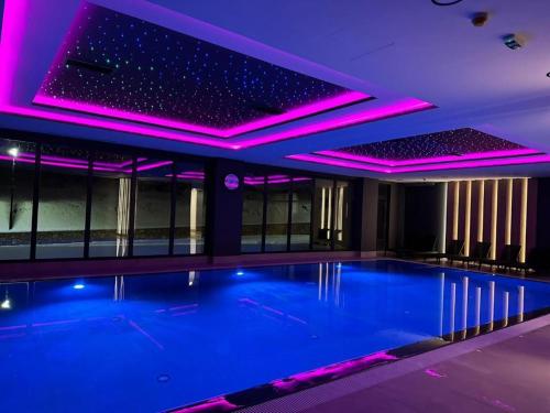 Bazén v ubytování Snowtime Zlatni Javor 407 nebo v jeho okolí