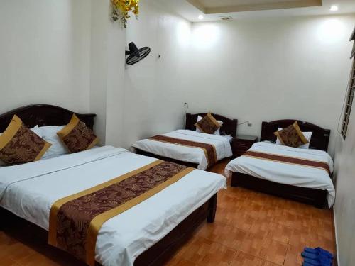 ein Hotelzimmer mit 3 Betten in einem Zimmer in der Unterkunft Nhà Nghỉ Như Ý Ngã 6 in Pho Mới