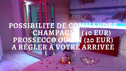 uma sala com uma mesa com um vaso sobre ela em Le Bijou Appartement avec Jacuzzi et Sauna privatif Terrasse plein sud Clim Parking Privatif em Bandol