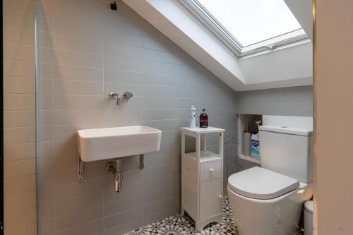 Um banheiro em Luxury 3 Bed House in Central Wimbledon Sleeps 7