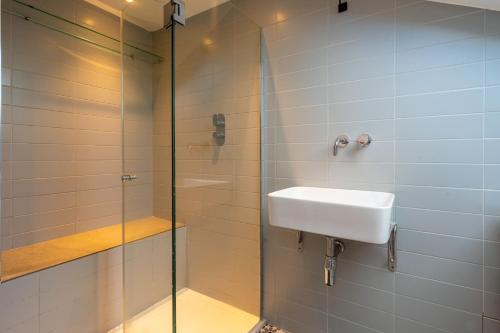 Um banheiro em Luxury 3 Bed House in Central Wimbledon Sleeps 7