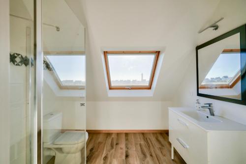 une salle de bain avec un lavabo et une fenêtre dans l'établissement Séjour breton à 7 avec vue sur le phare d'Eckmühl, à Penmarcʼh
