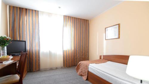 Una televisión o centro de entretenimiento en Optima Kropyvnytskyi Hotel