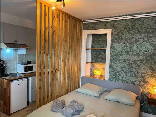 Cette chambre comprend un lit avec deux animaux farcis. dans l'établissement Dijon Studio *Balnéo du Condorcet*, à Dijon