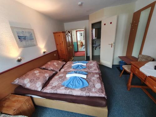 een slaapkamer met 2 bedden met blauwe lakens bij Landhaus Sorbitzgrund in Rohrbach