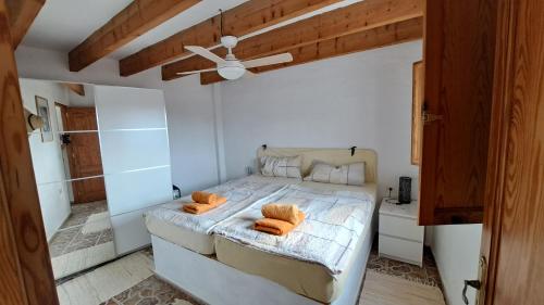 a bedroom with a bed with two orange pillows on it at Beautiful 1-Bed House 'Oficina' Finca Vistamar in Salobre