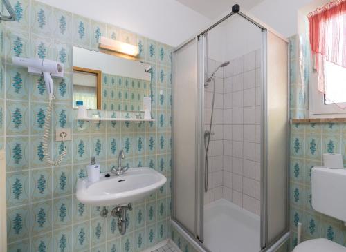 y baño con lavabo y ducha. en Gruppenferienhaus Dressel en Warmensteinach