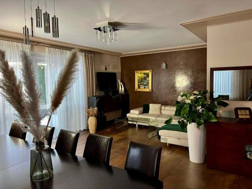 ein Wohnzimmer mit einem Sofa und einem Tisch in der Unterkunft Apartament Noce i Dnie z prywatnym jacuzzi in Jaworze