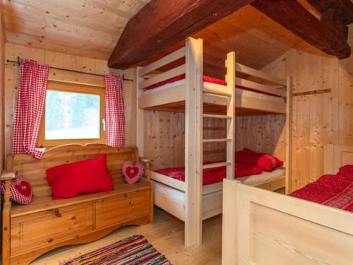 1 Schlafzimmer mit 2 Etagenbetten in einer Hütte in der Unterkunft Almhütte Bairau Kaser in Lofer