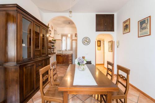 een eetkamer met een houten tafel en stoelen bij FL Apartments Al Mattonato n4 in Rome