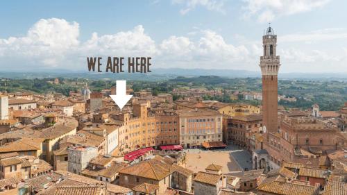 una vista aérea de una ciudad con una torre de reloj en Blossoms of Siena, en Siena