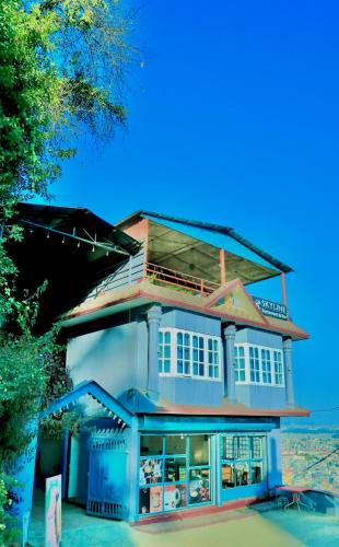 un bâtiment bleu avec un magasin sur la plage dans l'établissement Skyline Restaurant & Bar, à Katmandou