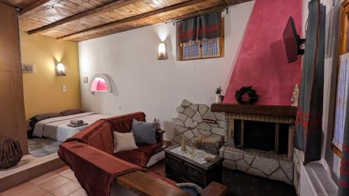 un soggiorno con divano e camino di Diminio 3 Apartment at Livadi Arachova ad Aráchova