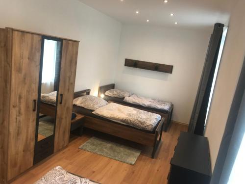 Zimmer mit 2 Etagenbetten und einem Spiegel in der Unterkunft Mimalou Apartment in Zwickau in Zwickau