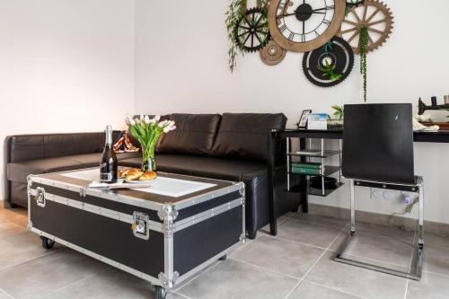 un salon avec un canapé et une table dans l'établissement Paris I 77m Cosy luxe I Near by subway 11 & airport, à Bagnolet