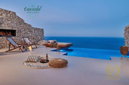 un soggiorno con divano e camino di Emerald Villas & Suites - The Finest Hotels Of The World a Agios Nikolaos