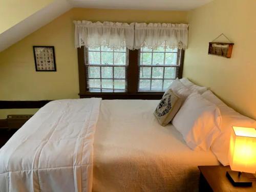 South SalemにあるINCREDIBLE Northern Westchester Historic Hideawayのベッドルーム(大きな白いベッド1台、窓付)