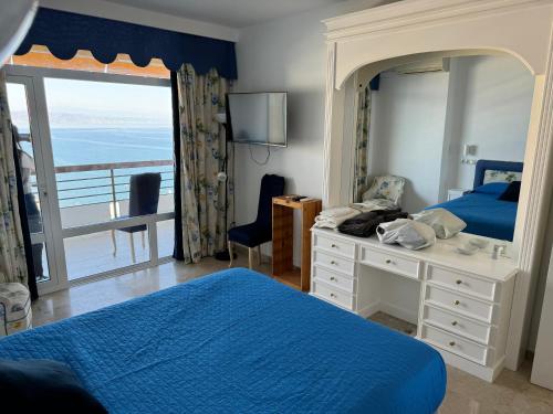 トレモリノスにあるLovely Newparadiseのベッドルーム(青いベッド1台、鏡付)