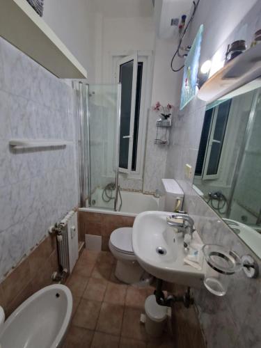 La salle de bains est pourvue d'un lavabo, de toilettes et d'une baignoire. dans l'établissement Casa Basilico, à Gênes