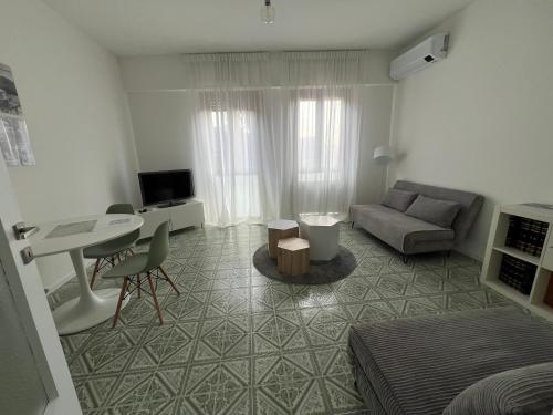een woonkamer met een bank en een tafel bij Green House Calolziocorte in Calolziocorte