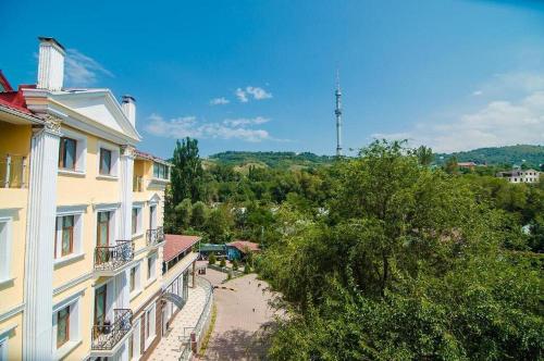 una vista di una strada tra due edifici di AYKUN Hotel a Almaty