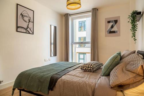 a bedroom with a bed and a window at ✪ Natural Light City Center Pad ✪ Free Parking and Sleep 4 in Birmingham