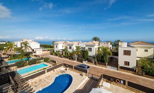vista aerea su una villa con piscina di Villa Greco Mare #5 a Protaras