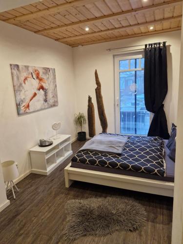 1 dormitorio con cama y ventana en Gemütliches Haus mit Zuber, naturnah! en Weißenborn