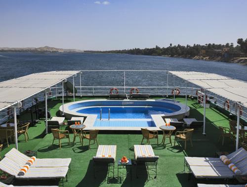 un bateau de croisière avec une piscine sur l'eau dans l'établissement Jaz Imperial Nile Imperial Cruise - Every Thursday from Luxor- Aswan- Luxor for 07 Nights, à Louxor