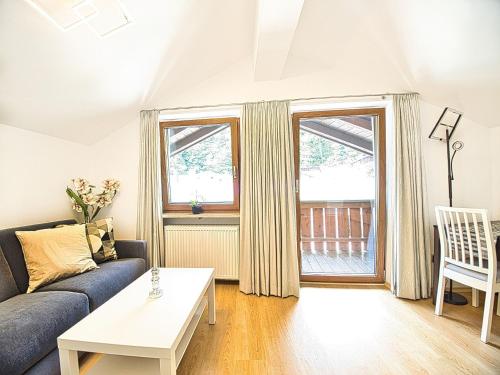 een woonkamer met een bank en een tafel bij Ferienwohnung Kehlsteinblick in Berchtesgaden