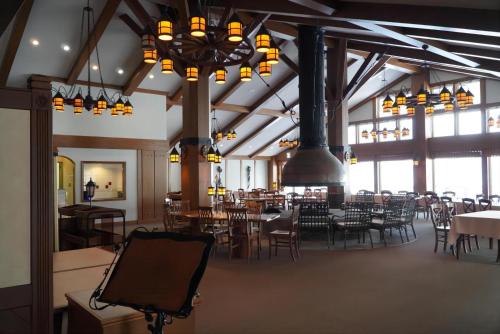 a large dining room with tables and chairs at WHITE HOTEL GRAND HAKUBA in Omachi