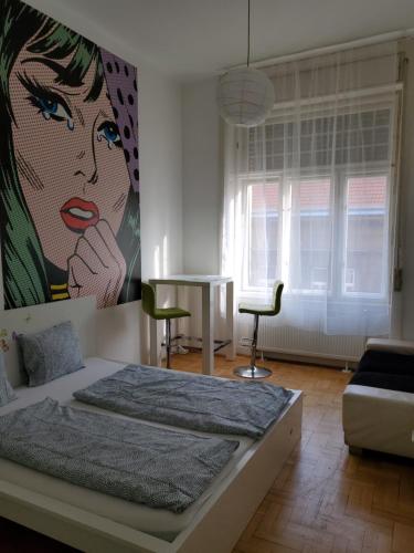een slaapkamer met een bed met een schilderij van een vrouw bij Treestyle Superior Rooms in Boedapest