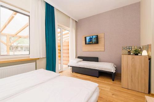 1 dormitorio con 2 camas y ventana en 3 WIOSŁA Brzozowa Zatoka, en Brenno