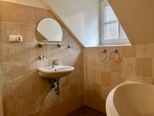 La salle de bains est pourvue d'un lavabo, de toilettes et d'un miroir. dans l'établissement Pension Sebastian, à Český Krumlov