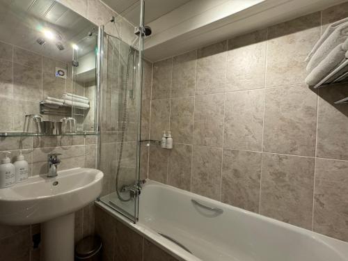 bagno con lavandino, vasca e lavandino di Brunswick House a Middleton-in-Teesdale