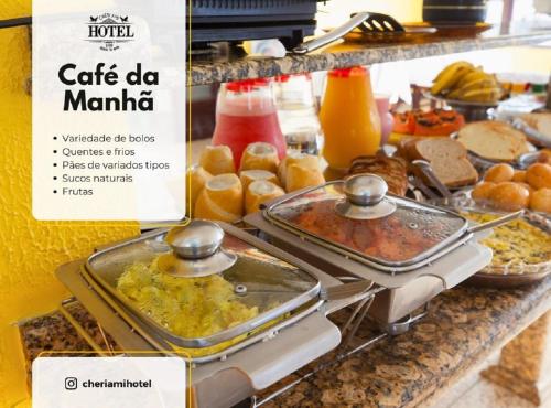 ein Buffet mit verschiedenen Speisen auf der Theke in der Unterkunft Cheri Ami Hotel in Joinville