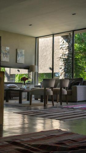 a living room with a couch and a table at Casa de Huéspedes La Azul in Los Árboles