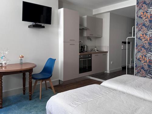 une chambre avec un lit et une table et une cuisine dans l'établissement Charmant Studio en Centre Historique avec Terrasse Privée et Tout Confort - FR-1-489-460, à Moulins