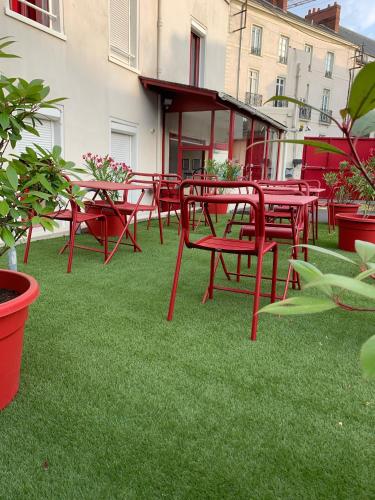 Ein Garten an der Unterkunft Logis Hotel Chateaubriand