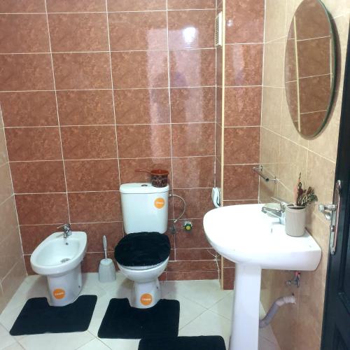 La salle de bains est pourvue de toilettes et d'un lavabo. dans l'établissement Dar Nabil, à Tanger