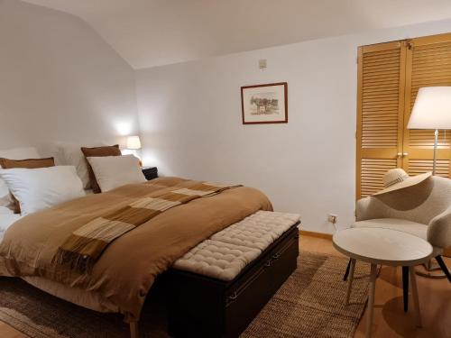 BougeにあるBed vue sur vallée de la Meuse Namurのベッドルーム1室(ベッド1台、椅子、テーブル付)