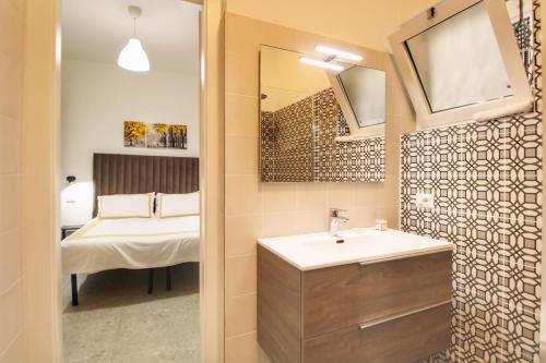 een badkamer met een wastafel en een spiegel bij Delicious 2 Bed Room Apartment and Garden by YH in Rome