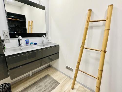 une salle de bain avec un lavabo et un miroir dans l'établissement L'Oasis de Syam en Provence, à Buis-les-Baronnies