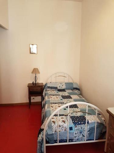 une chambre avec un lit et une table avec une lampe dans l'établissement Sigean - Maison domaine viticole, 6 km de la mer, à Sigean